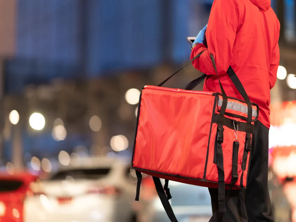 hombre-joven-sostenga-gran-bolsa-roja-trabajando-entrega-alimentos_454817dc-4fa4-4b8d-b8db-ec826efec6c6-1.jpg