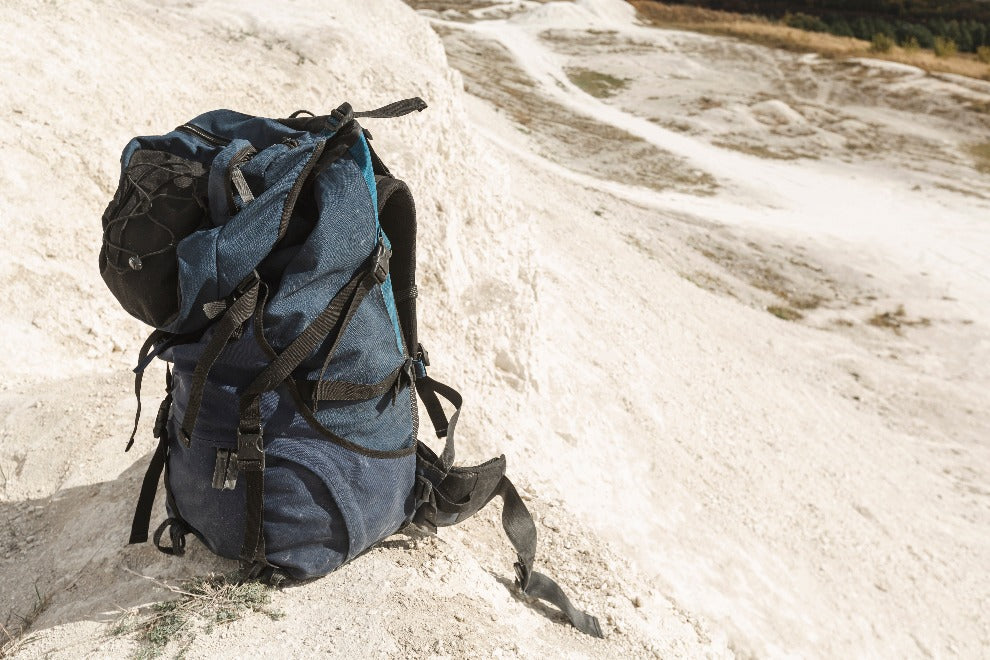 mochila-viajero-primer-plano-al-aire-libre.jpg